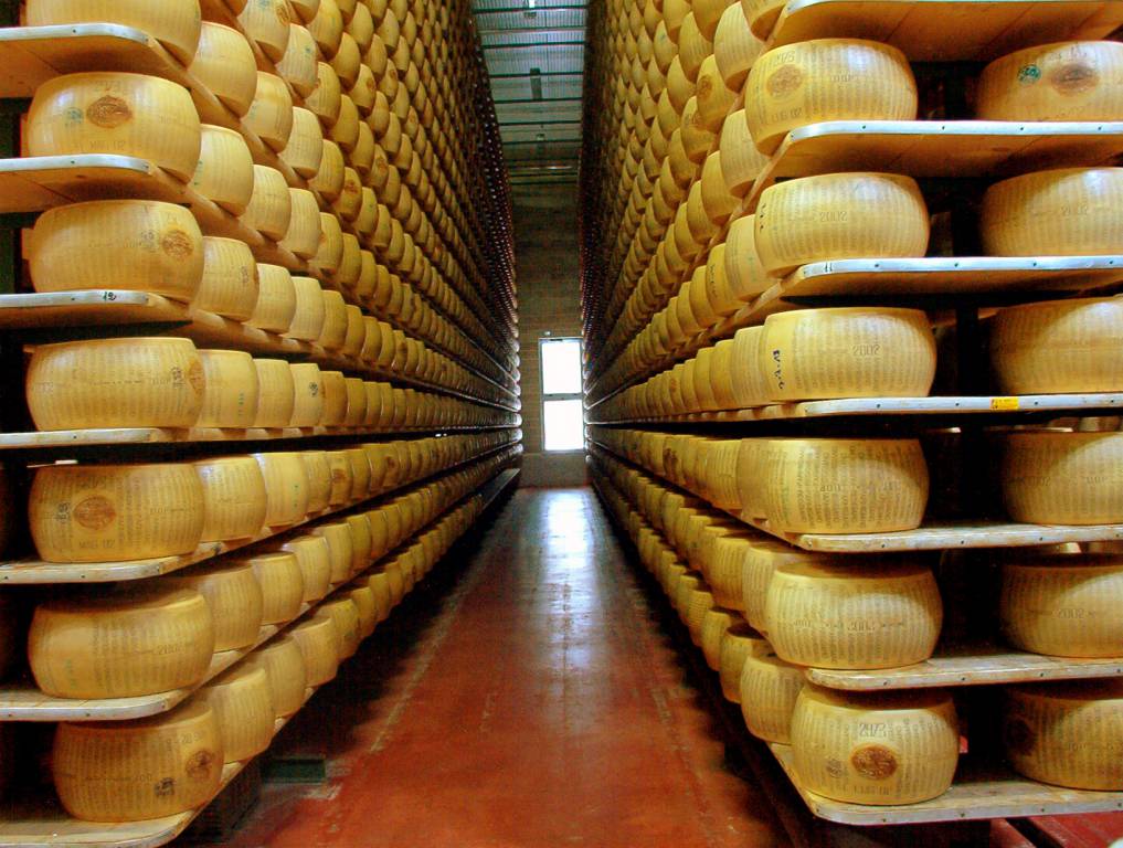 Frode alimentare, sequestrate 18mila forme di Parmigiano Reggiano