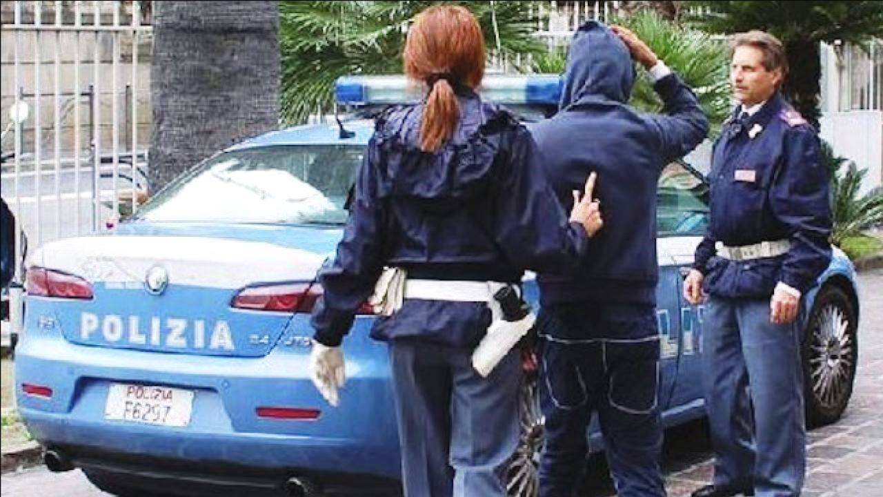 Traffico d’armi e prostituzione: albanese arrestato