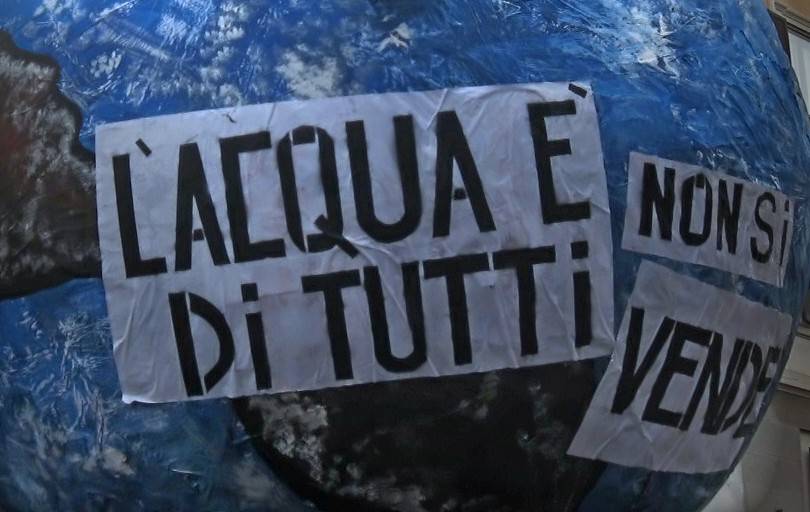 “A Torino l’acqua sarà pubblica: perché non lo è a Reggio”