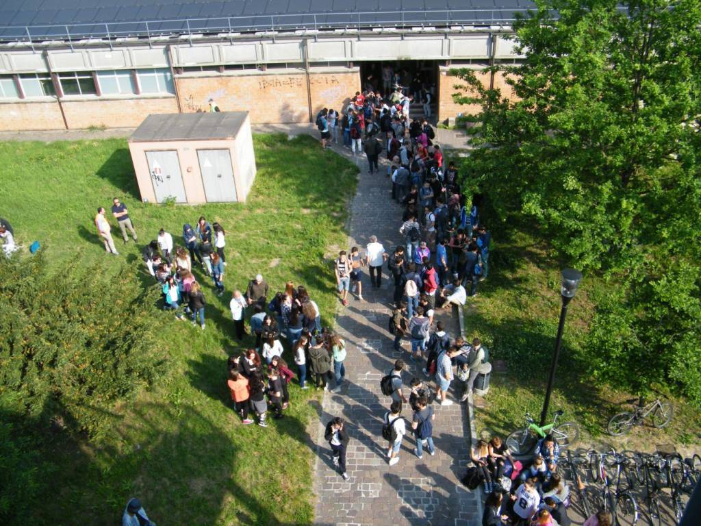 Evacuati 5.000 studenti al polo scolastico