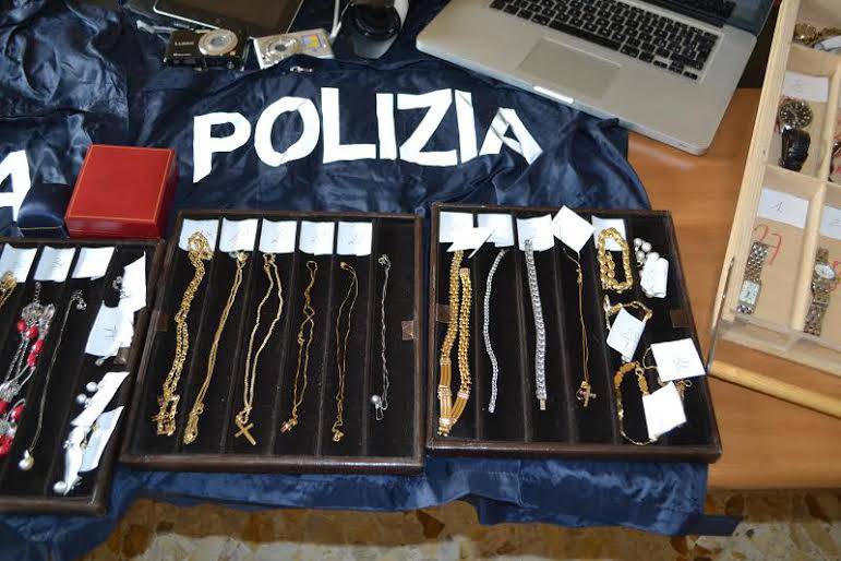 Orologi e gioielli rubati, la polizia scova il tesoretto della badante