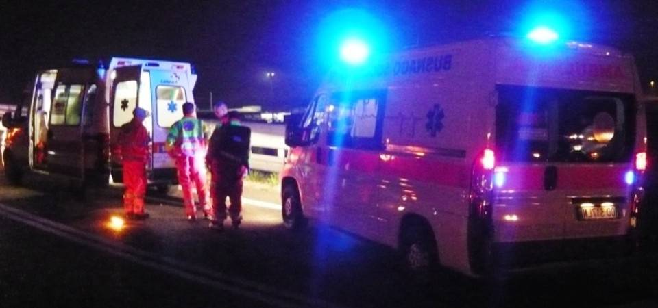 Viale Piacentini, scontro fra auto: ferite due ragazze