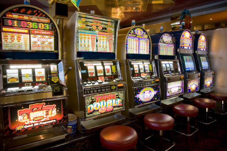 Dilapida i soldi alle slot machine e si inventa una rapina: denunciato