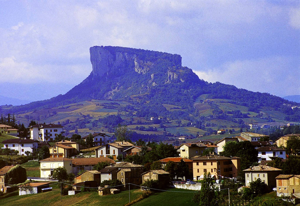 Castelnovo Monti, ragazzo precipita dalla Pietra di Bismantova
