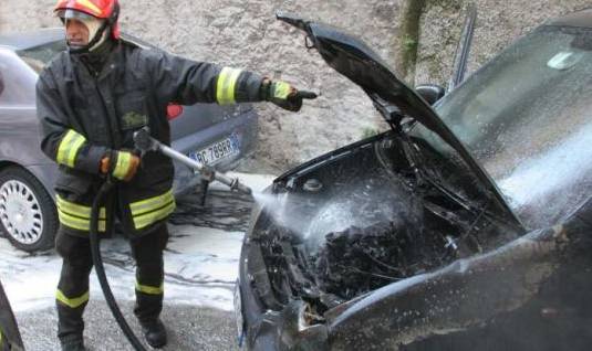 Incendio in un parcheggio: danneggiati tre veicoli