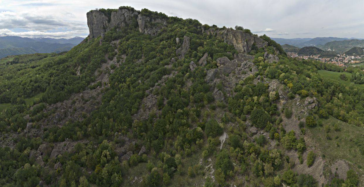 Castelnovo Monti, lanciano sassi dalla cima della Pietra