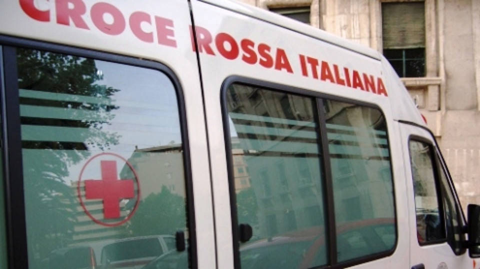 Viale Isonzo, ragazzino travolto da autobus: è grave