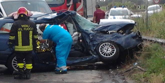 Cadelbosco Sopra, frontale due auto: muore un ventenne