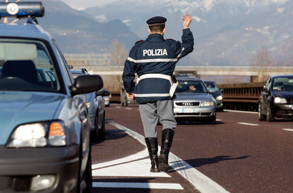 Finti poliziotti sulla A22 multavano conducenti stranieri: arrestati