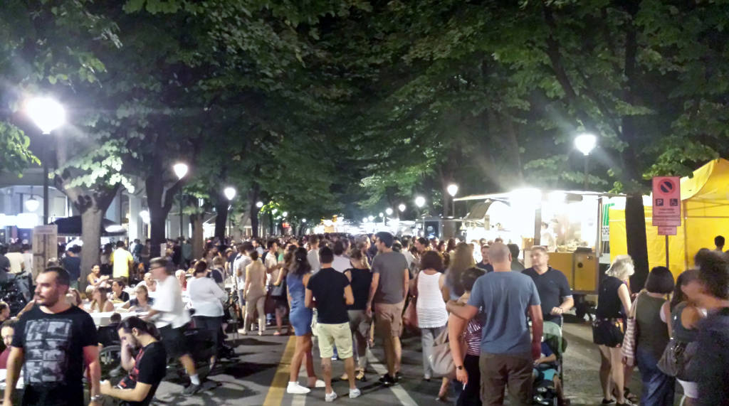 Tutti pazzi per lo street food: migliaia di golosi invadono Reggio