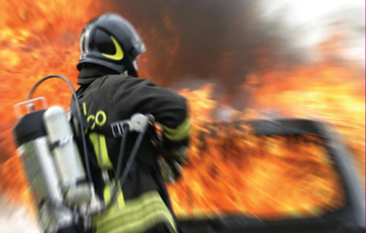 Guastalla, vigile del fuoco salva uomo da auto in fiamme
