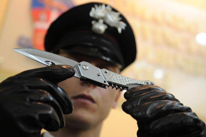 Carabiniere mostra il coltello