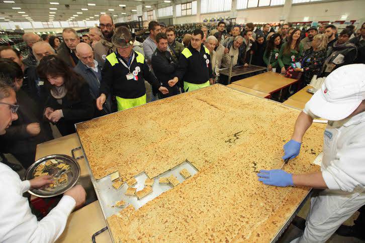 In 30mila per mangiare l’erbazzone più grande al mondo