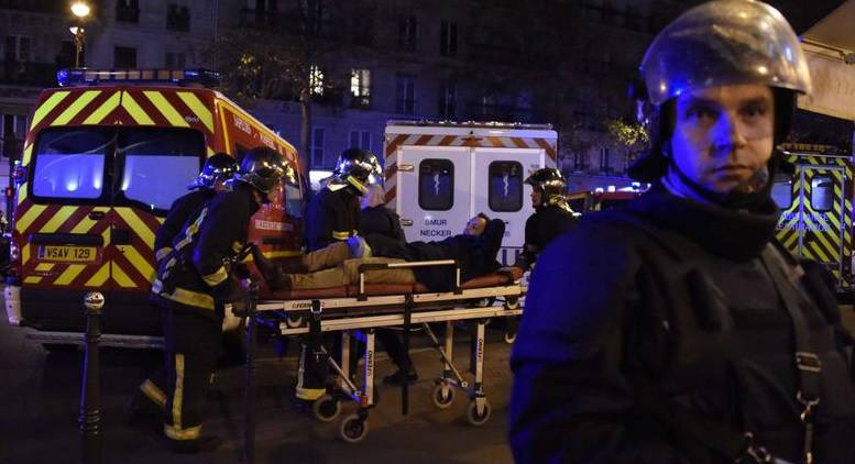 L’Isis attacca Parigi, kamikaze contro la gente: 129 morti
