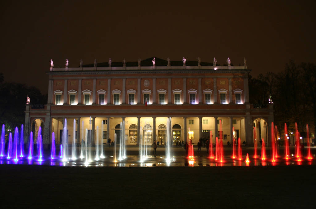 Strage di Nizza, fontana Valli illuminata con il tricolore francese