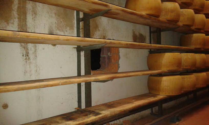 Toano, buco nel muro per rubare il Parmigiano Reggiano