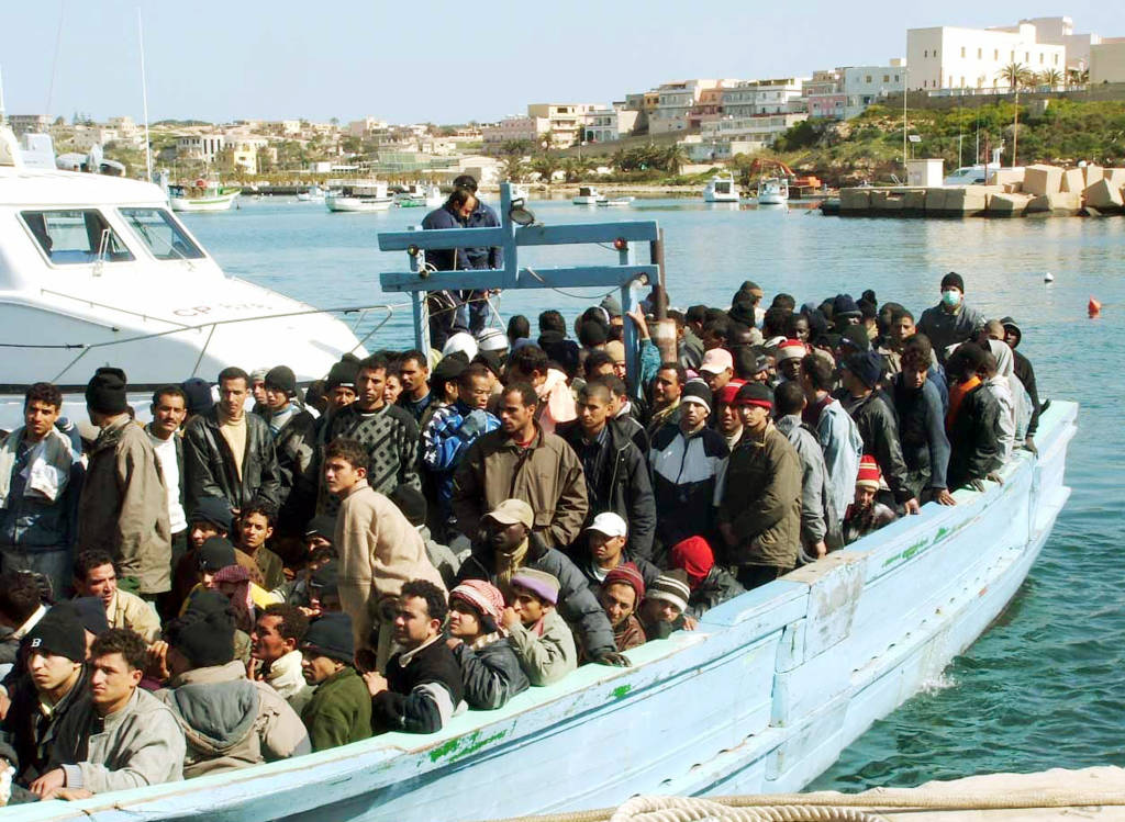 Migranti, maggioranza divisa su accoglienza profughi