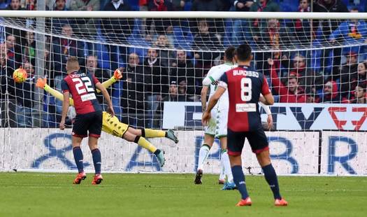 Il Sassuolo perde a Genova 2-1 con un pazzo finale