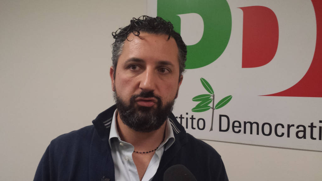 Renzi vince anche a Reggio, ma gli elettori si sono dimezzati