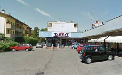 Via Samoggia, rapina al Target: malore per una commessa
