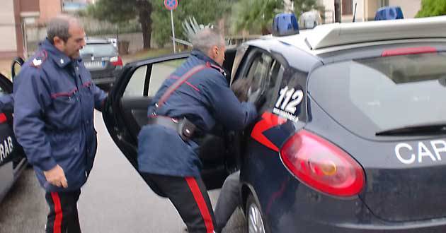Montecchio, calci e morsi ai carabinieri: arrestato