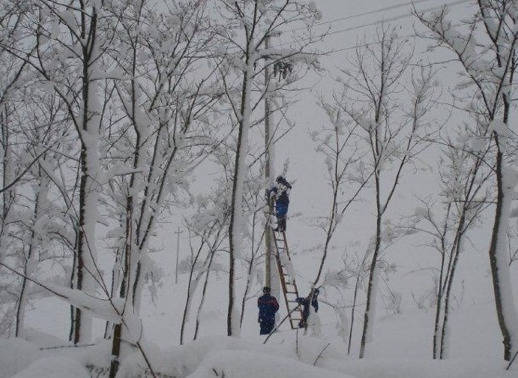 Neve, guasti a linee elettriche in montagna