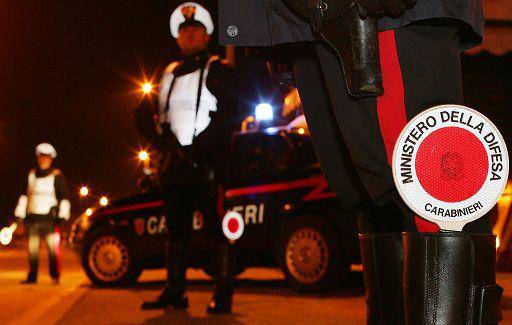 Guida con la patente sospesa e minaccia i carabinieri: denunciato