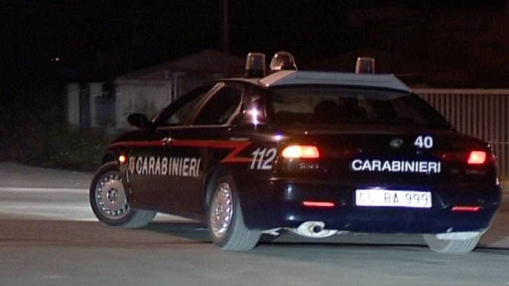 Furto in profumeria: ladri messi in fuga dai carabinieri