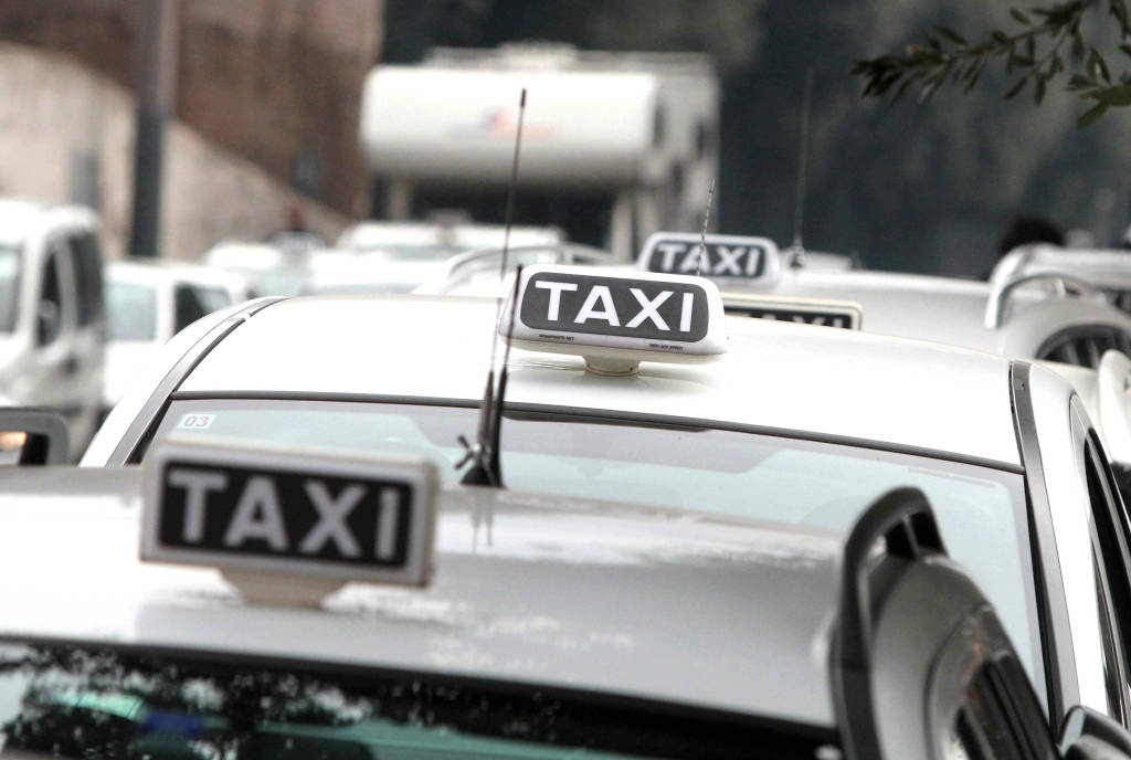Corse in taxi scontate per categorie fragili e cittadini poveri