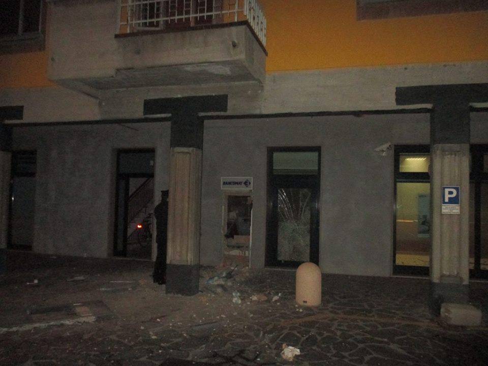 Reggiolo, fanno esplodere il bancomat: ricco bottino