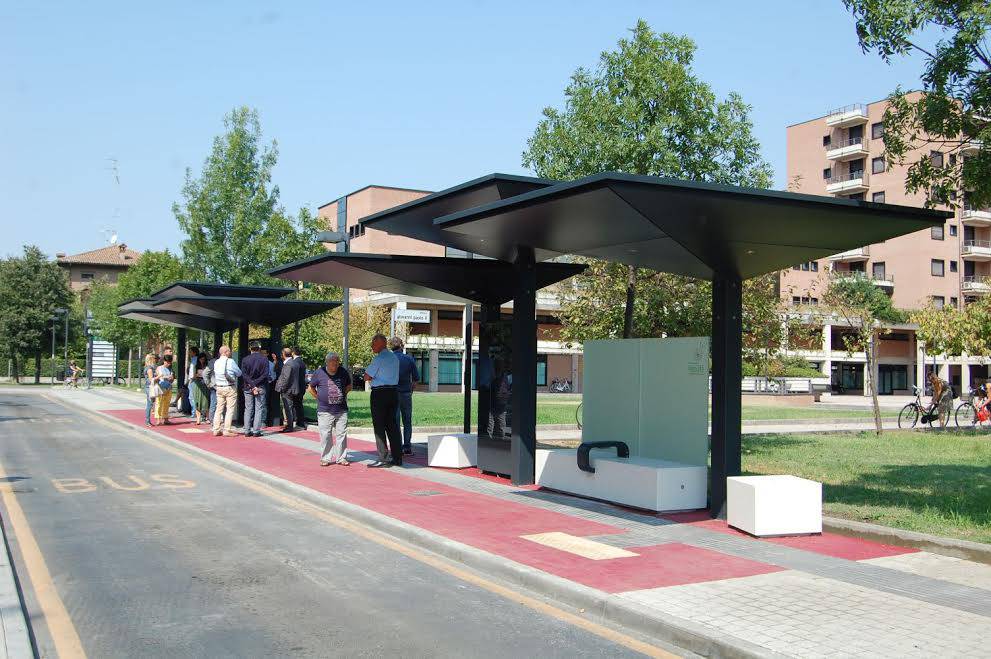 Viale Isonzo, inaugurata la nuova pensilina dei bus