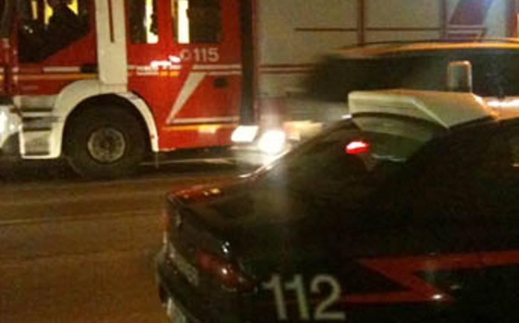 Castelnovo Monti, a fuoco due auto davanti a una concessionaria