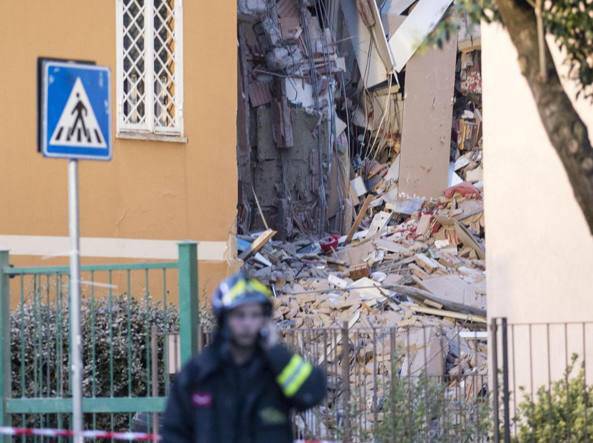 Crolla una palazzina a Roma: 120 evacuati e 40 senza casa