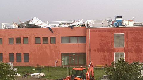 Il vento spazza Reggio e la provincia: danni ovunque