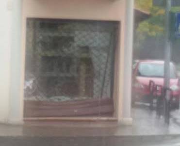 Bibbiano, anziano colto da malore distrugge vetrina di un negozio