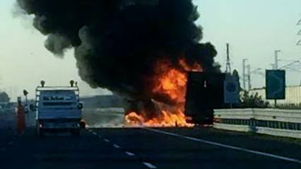 Camion in fiamme sulla A1, code interminabili