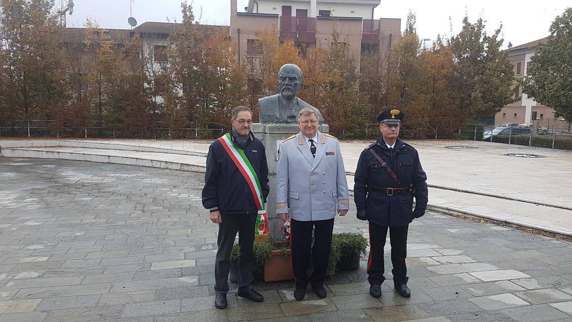 Cavriago, il direttore del coro dell’Armata rossa omaggia Lenin