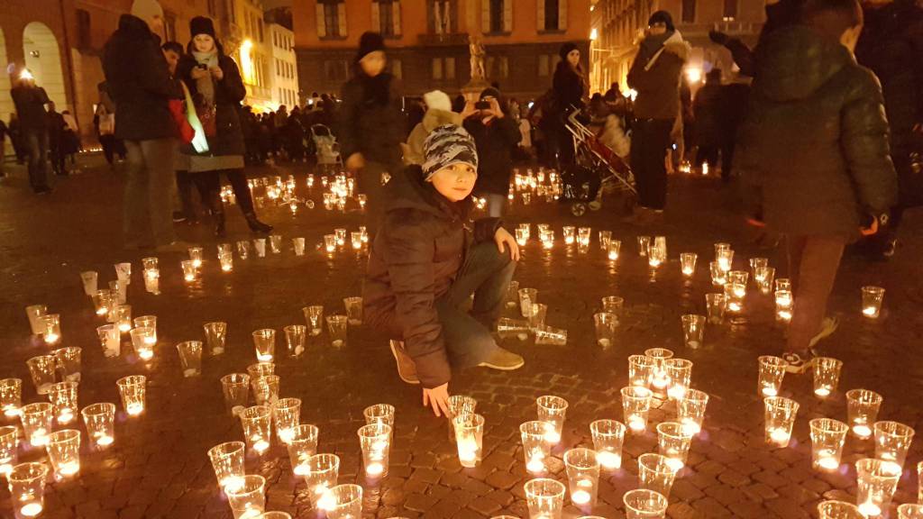 Notte di luce, migliaia di candele per illuminare la vita dei disabili