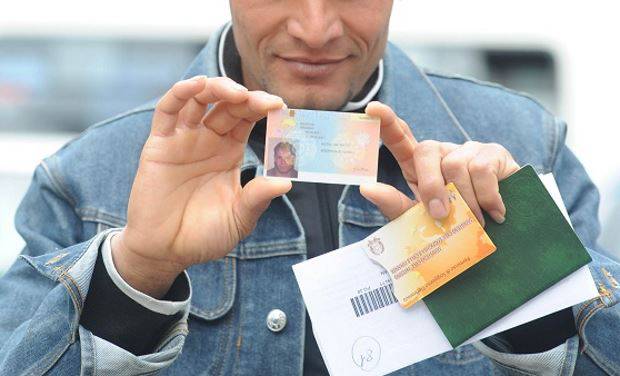 Gli immigrati fanno carte false per il permesso di soggiorno