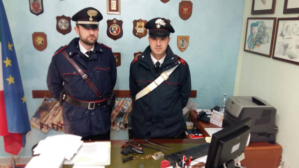 I carabinieri con l'arma