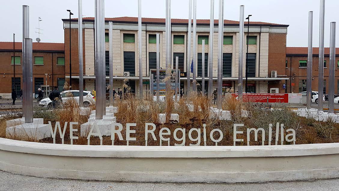 Il biglietto da visita di Reggio: plexiglass grigi e piante rinsecchite