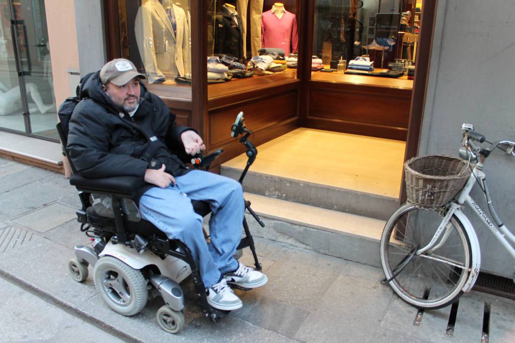 Disabili, ecco il bando per i negozi senza barriere