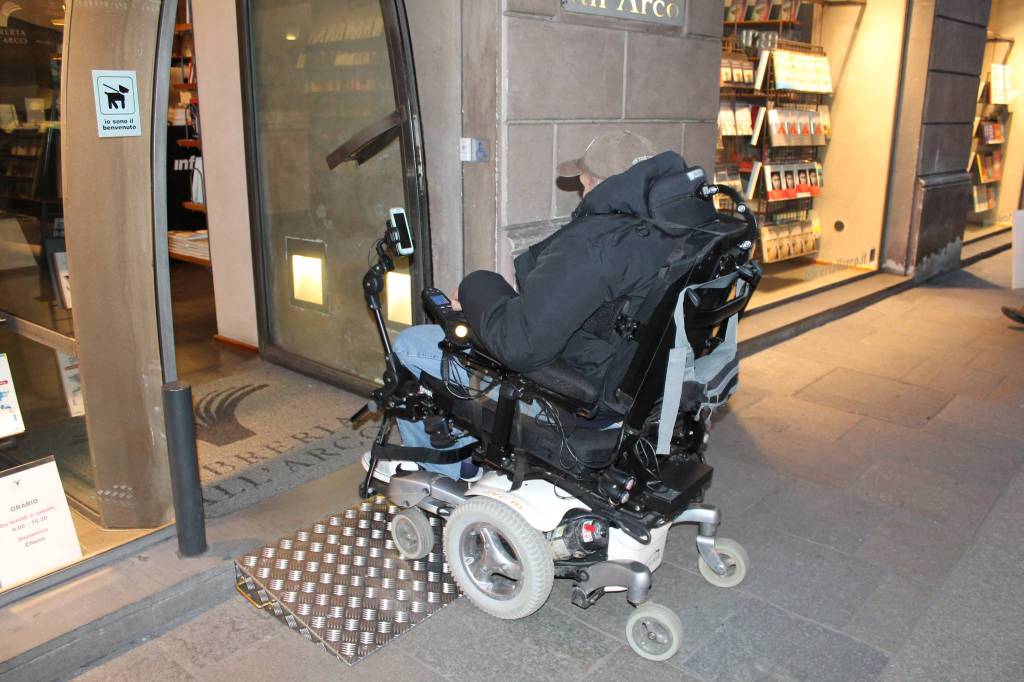 Disabili, negozi off limits sulla via Emilia per loro