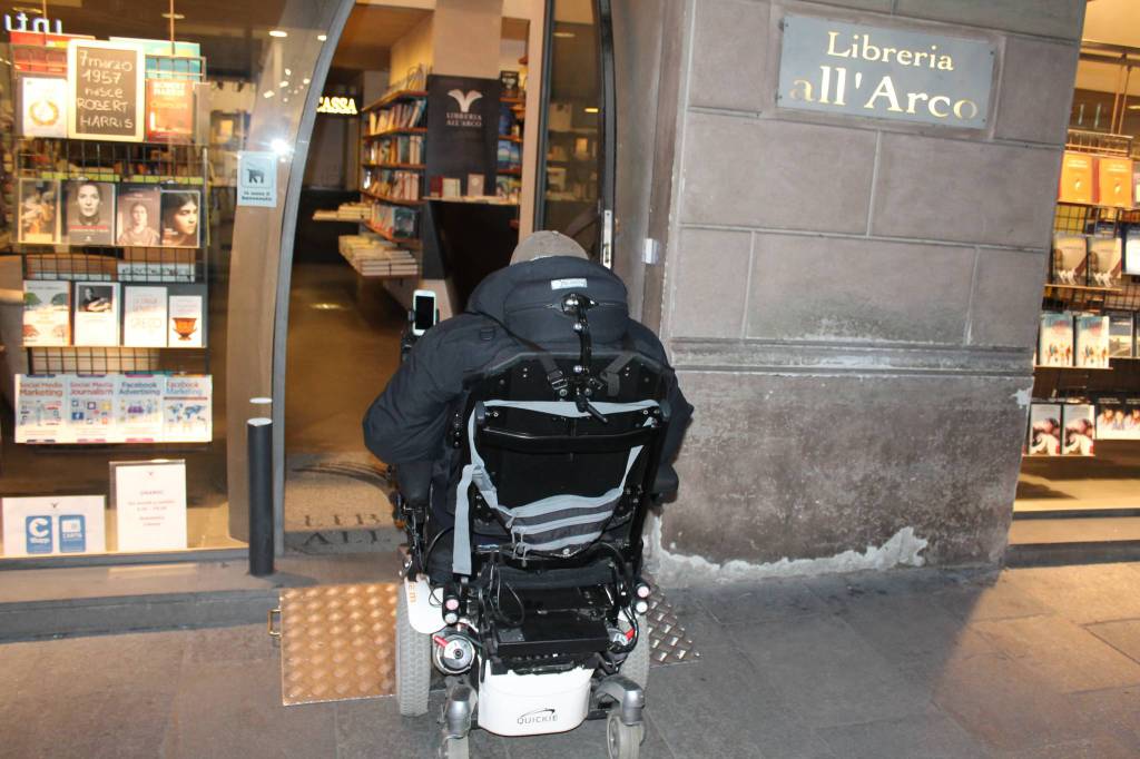 Disabili, negozi off limits sulla via Emilia per loro