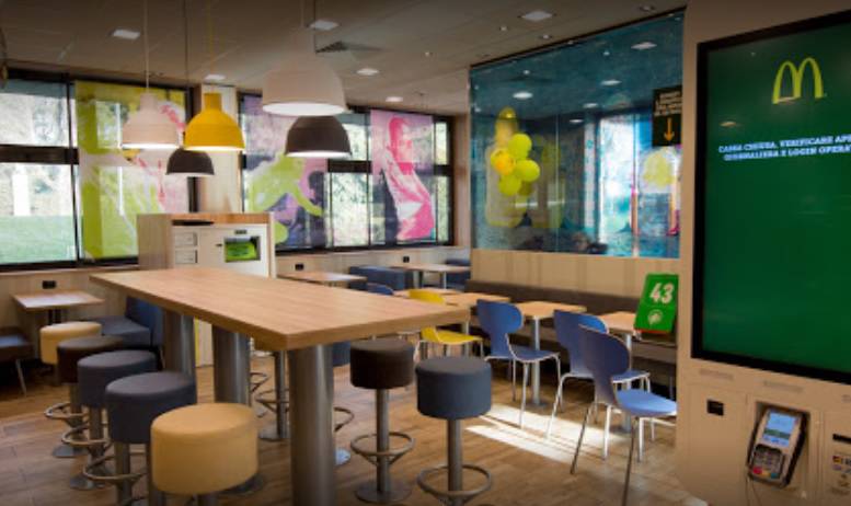 McDonald’s, trova portafoglio con mille euro e lo restituisce