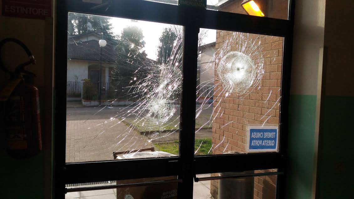 Albinea, vandali alla scuola Pezzani: sassi contro vetrate