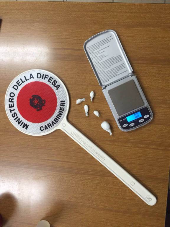 Cocaina in tasca e kit del pusher nello zaino: denunciato