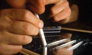 Pusher pedinato mentre vende oltre 100 dosi di cocaina, arresto all’alba