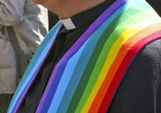 Un prete indossa una stola arcobaleno, simbolo del Gay Pride