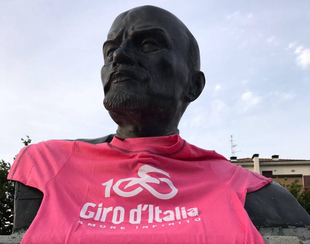 Cavriago, passa il Giro: perfino Lenin si converte al rosa